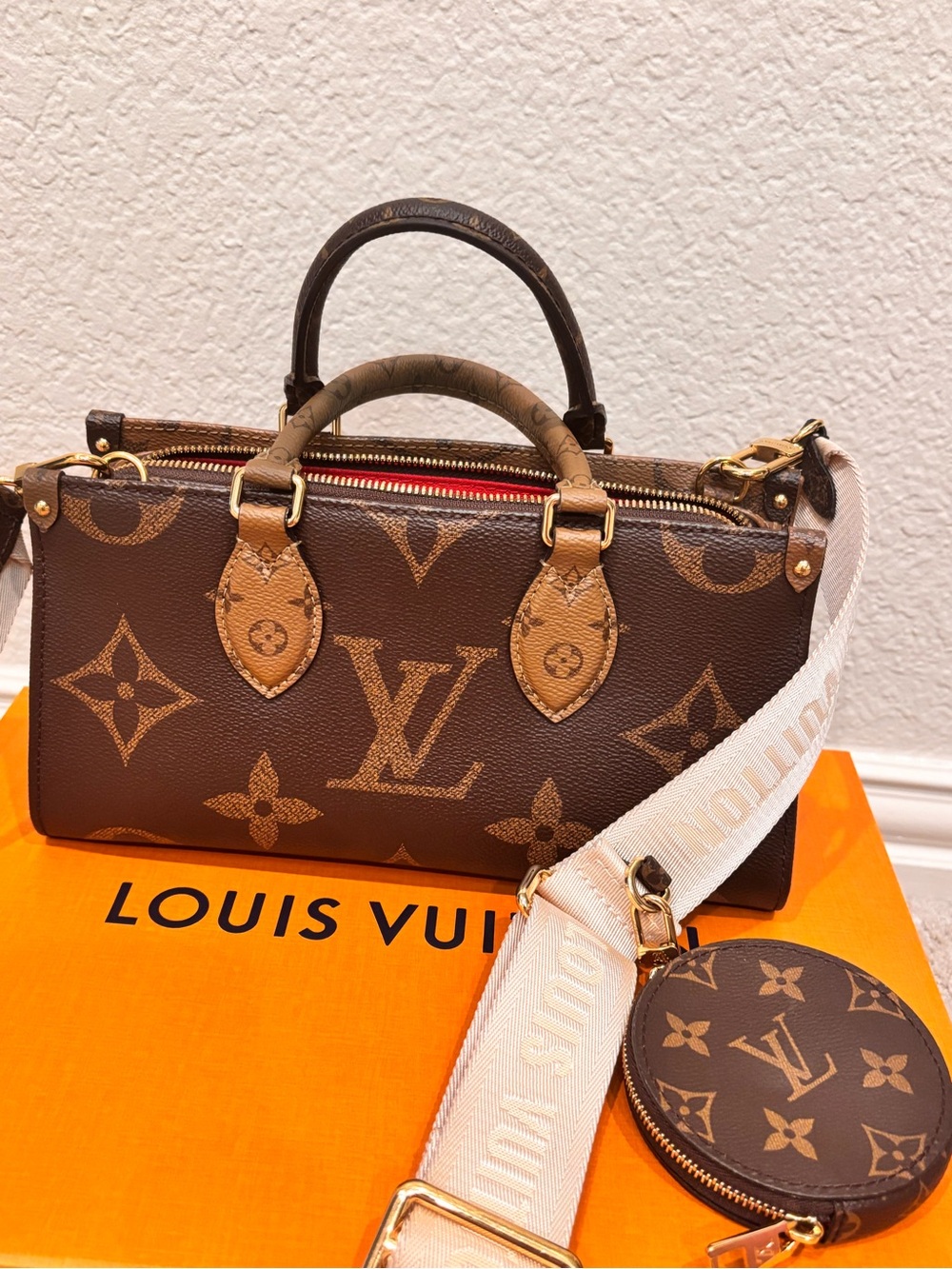 Louis Vuitton On the Go EW in Giant Reverse Monogram - Picture 2 of 15